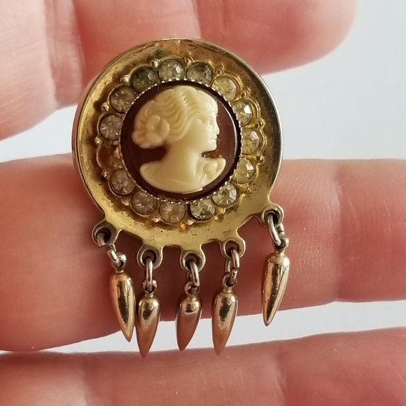 Vintage Karu brooch pin faux cameo gold tone Victorian revival style spike - Picture 8 of 12